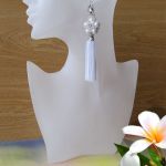 W bieli,kolczyki z frędzlami. - 