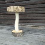 Drewniany stolik na jednej nodze - 