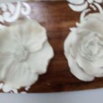 Ceramiczne kwiaty na deseczce - jedna ze stron