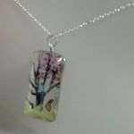 Drzewko kwitnącej wiśni w szkle, wisiorek na łańcuszku - 