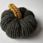 Dynia ozdobna, S, kolor zielony - 1 szt. - Dynia ozdobna, zielona z pomarańczowym ogonkiem, rozmiar S