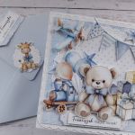 Kartka na roczek dla chłopca z misiem, personalizacja - Tył koperty z ozdobnym kółeczkiem