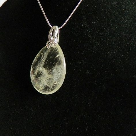 Kremowy kryształ górski, duża łezka na łańcuszku - wisiorek