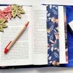 Wodoodporne etui na książkę: jesienne liski na granatowym - 