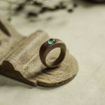 Pierścionek z zielonym agatem - drewniany pierścionek