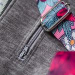 Szara kopertówka na kolorowym pasku w kwiaty - 