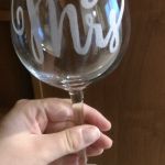 Ręcznie grawerowany kieliszek na wino - Wzór Mrs