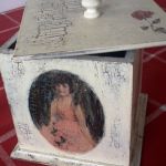 Drewniana szkatułka Retro dla babci pudełko - wygląd pudełka z innej strony, pudełko obrócone w stosunku do zdjęcia pierwszego o 90 stopni, widać na nim przemienne kolory tła dam (kremowe, granatowe), na zdjęciu widoczna także podstawa szkatułki i zdobienia postarzające