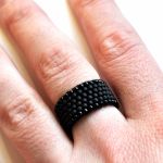 Pierścionek koralikowy czarny 19 - pierścionek na prezent