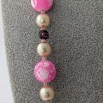 Naszyjnik z różowymi, matowymi, szklanymi koralikami z koralikami w kolorze perłowym z recyklingu - Zbliżenie