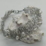 Bransoletka szydełkowa z naturalnymi perłami - Druciana bransoletka z perłami