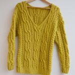 Sweterek w kolorze musztardy - wełniany sweter