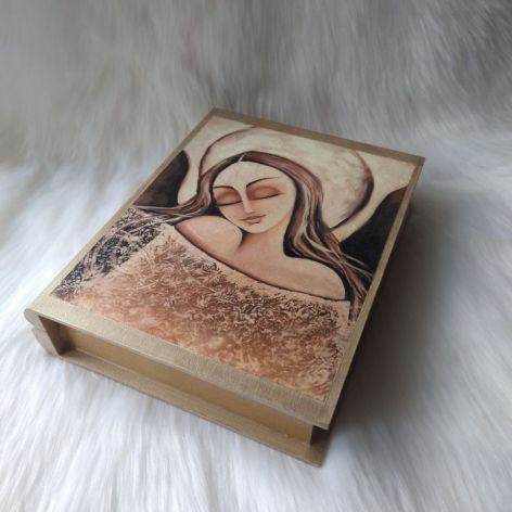 szkatułka-księga z aniołem dobroci