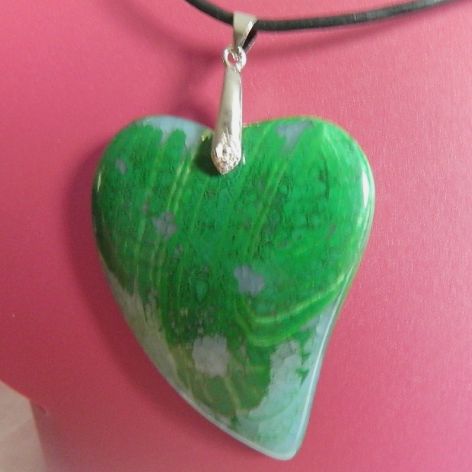 Duże, zielone serce z agatu, wisiorek na rzemyku