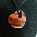 Ochronny jaspis cesarski, asymetryczne serduszko, delikatny wisiorek - 