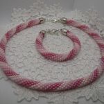 Komplet koralikowo-szydełkowy w odcieniach różu - 