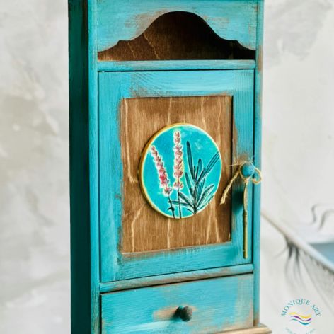 Szafka na klucze, ręcznie malowana, z ceramiką, z duszą i historią