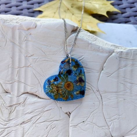 Wisiorek z żywicy z zatopionymi kwiatkami