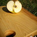 Deska do serwowania potraw z drewna wiązu - deska usłojenie i otwór