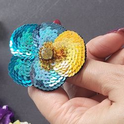 Broszka autorska kwiatek Bratek Fiołek haftowana cekinamy i koralikami Handmade