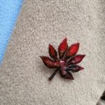 "Klonowa piękność" - ciemnoczerwona broszka w kształcie liścia - 