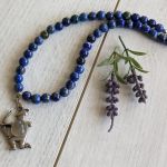 Naszyjnik ze znakiem zodiaku Strzelec, z koralikami z lapisu lazuli - Widok naszyjnika