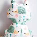 Kotek Psotek - Rózia - 19 cm - Idealny prezent dla każdej kociary!  Zabawkę można prać w pralce temp 60 stopni, używając proszek do kolorów, bez płynów zmiękczających.  Cena dotyczy kotka. Kupujesz dokładnie zabawkę ze zdjęcia.