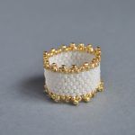 Pierścionek koralikowy biało-złoty 1 - pierścionek koralikowy