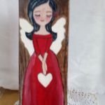 Anioł w czerwonej sukience-  malowany na desce - zbliżenie na obraz