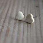 Kolczyki ceramiczne serduszka białe perłowe - Kolczyki serduszka białe perłowe