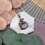 Miedziany ozdobny wisiorek z lapisem lazuli i tanzanitem #552 - 