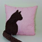 Poduszka z kotem ogon 3D brązowy kot i róż - Poduszka z kotkiem i ogonem 3D