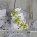 Romantyczny exploding box ślubny z tortem 3 - kartka ślubna z pudełkiem