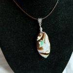 Wielobarwny agat turitella, piękny kamień, wisiorek na rzemyku - 