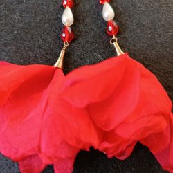 Klasyczne, czerwone, szyfonowe kolczyki