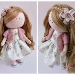 Lalka w letniej sukience i kwiatem we włosach