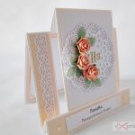 Kartka PAMIĄTKA I KOMUNII z różyczkami #4 - Kartka komunijna z ażurową wycinanką