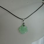 Jasnozielony jadeit, różyczka, róża na łańcuszku, wisiorek - 