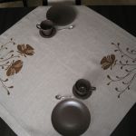 Ręcznie malowany obrus z lnu - Rozłożony na stole