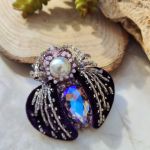  broszka Żuk z haftem koralikowym - Haftowana ręcznie koralikami, kryształkami i perełkami – dopracowana w każdym detalu.