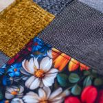 Patchworkowa kosmetyczka podróżna z kwiatami z weluru – unikat | Raspberi - 