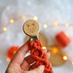 Makramowa zawieszka do smoczka lisek