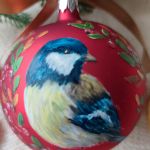 Ręcznie malowana czerwona bombka z motywem sikorki i listków 10 cm - Zbliżenie 1