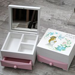 Szkatułka na pamiątkę Komunii Św. Dziewczynka