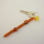 Brelok długopis żółty pomarańczowy - Przykład z kluczem