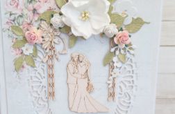 Młoda para pod pergolą