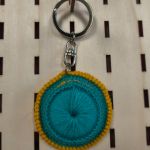 Ręcznie robiony brelok – mini kapelusz szydełkowy turkusowo- żółty - Breloczek kapelusz turkusowo- żółty