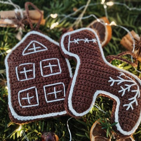 Dwa szydełkowe pierniczki - ozdoby choinkowe
