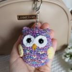 Brelok sówka, Brelok do kluczy, Brelok na prezent, Zawieszka do torebki - Kolorystyka - wielobarwny fioletowy i pastelowy żółty.