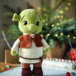 Maskotka Shrek, Prezent na Mikołaja, Przytulanka dla dziecka - Kolorystyka: pistacjowy zielony kolor ciała, mleczno-biała (nie zdejmowana bluza), brązowe spodnie i ciemno-czekoladowe buciki.